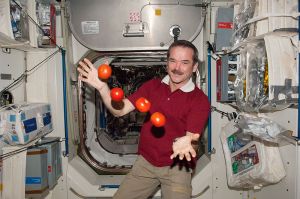 800px-ISS-34_Chris_Hadfield_juggles_some_tomatoes